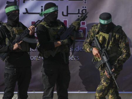 Hamas reaccionó a los dichos de Trump sobre tomar el control de la Franja de Gaza: “Racista” imagen-12