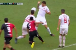 Otro arbitraje escandaloso que favoreció a Barracas Central ante Newell’s: dos penales y una expulsión que no fue imagen-2