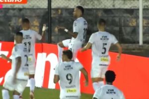 Neymar ironizó con los abucheos que recibía y luego marcó un golazo impresionante para Santos imagen-3