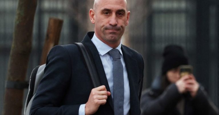 Luis Rubiales fue condenado por agresión sexual por el beso a Jenni Hermoso y deberá pagar una multa por 18 meses imagen-4