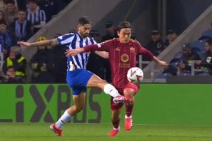 Europa League: la durísima patada de Alan Varela a Paulo Dybala, que tuvo que ser reemplazado en el duelo entre Porto y Roma imagen-4