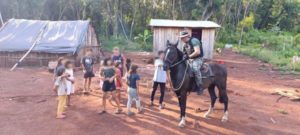 Un Cacique Guaraní obsequió un caballo a la Policía de Misiones para fortalecer vínculos imagen-2