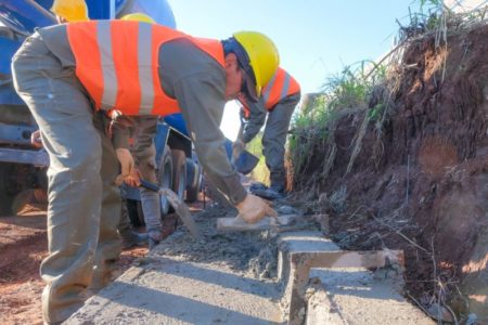 Vialidad realiza obras de cordón cuneta y badenes en Azara imagen-10