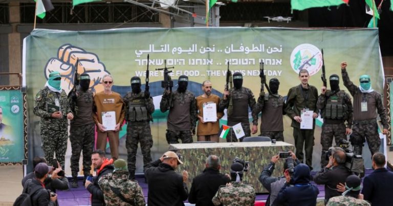 Hamas liberó en el centro de Gaza a los tres rehenes del quinto intercambio de la tregua con Israel imagen-4