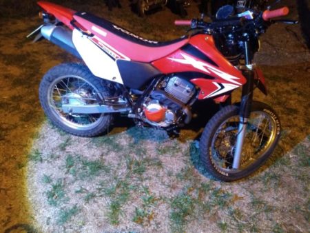 Un joven chocó con su motocicleta y accidentalmente habría sufrido un disparo de arma de fuego en el abdomen imagen-105