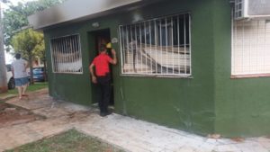 Policías rescataron a una mujer de un incendio e investigan intento de homicidio imagen-3