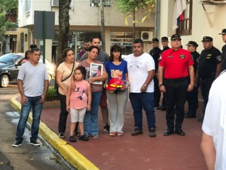 «La sociedad misionera hoy despide a un héroe», dijo el Jefe de Policía en las honras fúnebres al suboficial Núñez realizada frente a Jefatura imagen-13