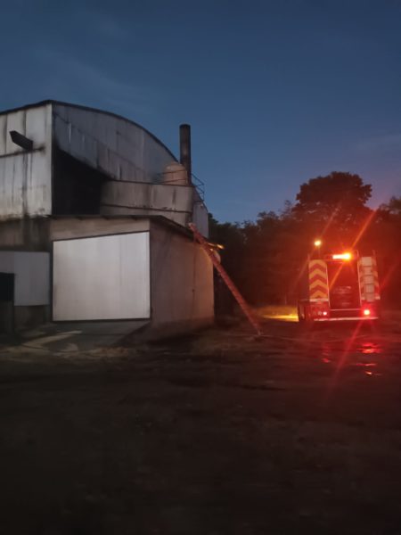 Se incendió el depósito de un aserradero en Panambí imagen-18