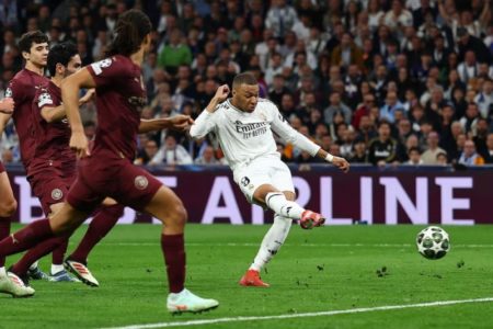 El Real Madrid aplastó al Manchester City con un hat trick de Mbappé imagen-12