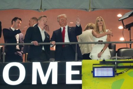 Donald Trump hace historia al presenciar el Super Bowl desde el estadio imagen-9