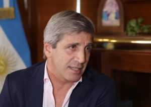 Luis Caputo aseguró que no le presta atención a las críticas de Cristina Kirchner imagen-1