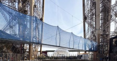 La torre Eiffel instaló un puente colgante para cruzarla a 60 metros de altura imagen-37