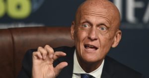 Pierluigi Collina, jefe de los árbitros en FIFA, propone un cambio revolucionario para hacer más parejos los penales en el fútbol imagen-3