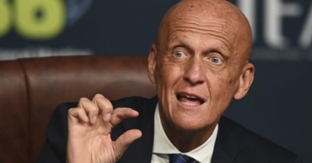 Pierluigi Collina, jefe de los árbitros en FIFA, propone un cambio revolucionario para hacer más parejos los penales en el fútbol imagen-18