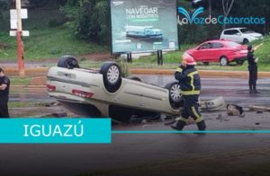 Se quedaron sin frenos, y chocaron contra el semáforo al ingreso a Iguazú imagen-3