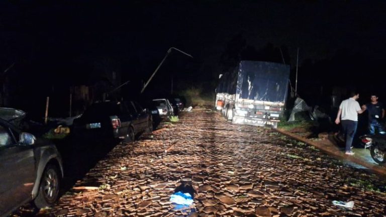 Fuerte tormenta causa severos daños en la ciudad de Alem imagen-4