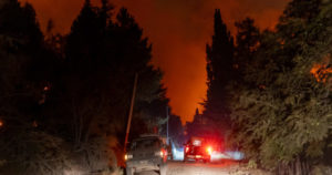 Incendio en El Bolsón: avanza el fuego, crecen los evacuados y un detenido por hacer una fogata en un bosque imagen-1