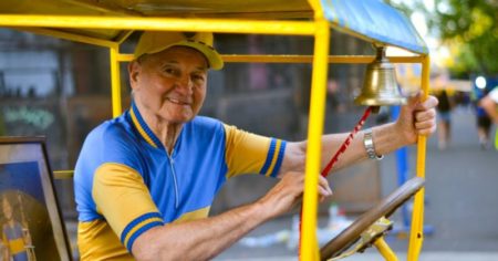 Maradoneano, hincha de Boca y ciclista: a los 82 años deslumbra con su carro bostero imagen-16