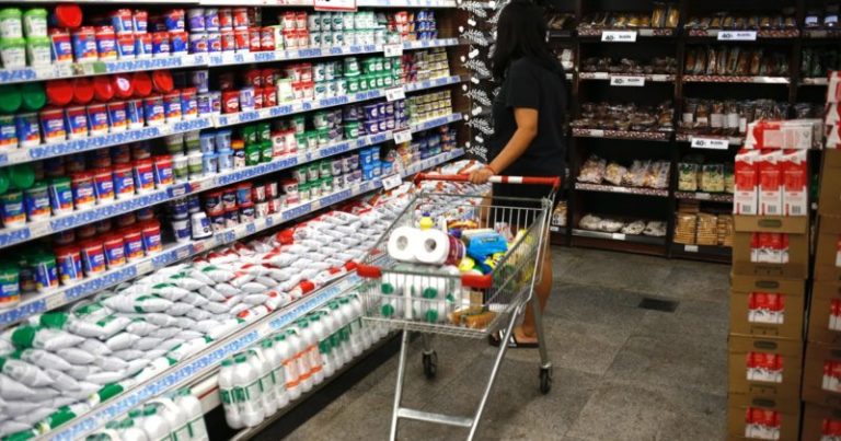 El consumo, en picada: cayó otra vez en enero y los comercios de barrio son los más golpeados imagen-4