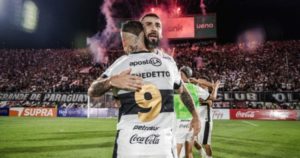 Video: la gran asistencia de Pipa Benedetto para ganar el clásico paraguayo y el abrazo con Pratto imagen-2