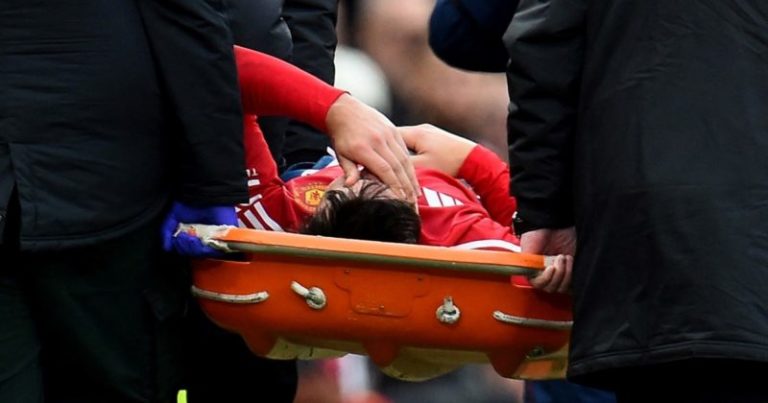 Manchester United confirmó lo peor: Lisandro Martínez sufrió la rotura de ligamento en su rodilla izquierda y le espera una larga inactividad imagen-3