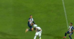 Polémica a los 16 segundos: solo amarilla para un jugador de Alianza Lima por una plancha en la espalda imagen-1