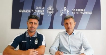 Diego Flores: de vender empanadas a oficiar como traductor de Bielsa y ahora nuevo técnico de Gimnasia imagen-17