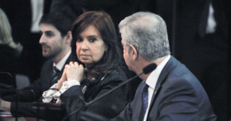 Golpe al bolsillo de Cristina: un fiscal rechazó que los Kirchner reemplacen con bienes y dólares embargos por $ 2.300 millones imagen-19