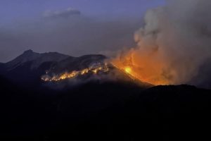 Los focos de incendio en El Bolsón se descontrolaron en las últimas horas imagen-1