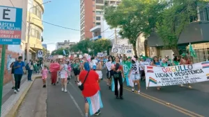 Una multitud copó las calles en contra de los recortes y los discursos de odio imagen-4