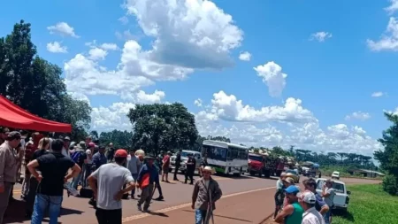 Tensión en la ruta por bloqueo a camiones con yerba mate imagen-12