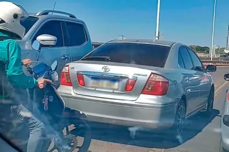 Conductores se adelantan en la fila y manejan a contramano en el puente imagen-16