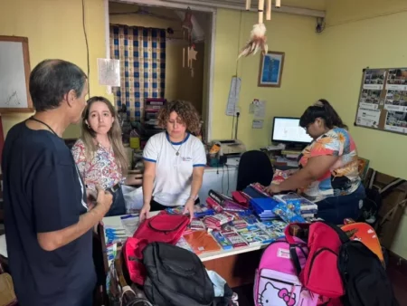 Cáritas junta útiles para familias en situación de pobreza imagen-12