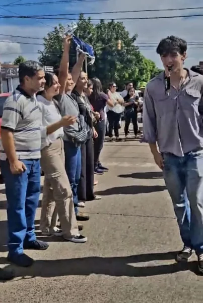 Con la corona y la banda de Juani en alto, sus padres se unieron a la banda del Janssen para despedirlo imagen-14