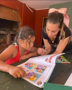 Clases de apoyo para niños de la primaria en Puerto Esperanza imagen-1