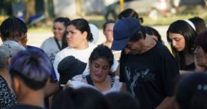 Globos al cielo frente a la escuela de Josué y Paloma: "Estoy destrozado", expresó el papá del chico asesinado junto a su novia imagen-3