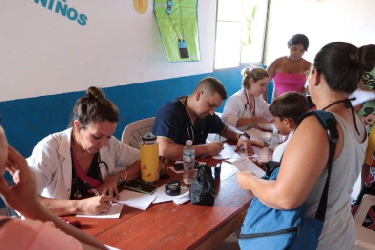 El operativo de salud “Vuelta a Clases” recibió a cientos de vecinos del barrio Puerto Pinares de Eldorado imagen-5