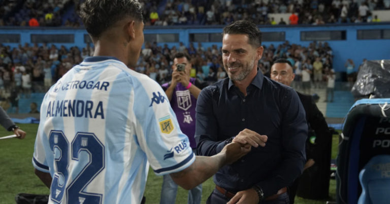 Así recibieron hinchas y jugadores de Racing a Gago en el Cilindro imagen-4