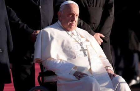 El papa Francisco sigue en estado crítico, pero pasó una noche tranquila imagen-14