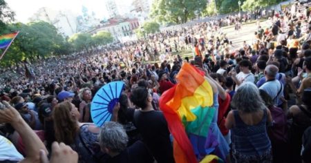 Masiva convocatoria cultural a la marcha "antifascista y antirracial" imagen-15