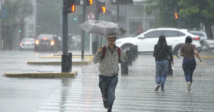 Alerta naranja por tormentas en Buenos Aires: hasta cuándo sigue la lluvia en la Ciudad y cuánto falta para que vuelva al calor extremo imagen-4