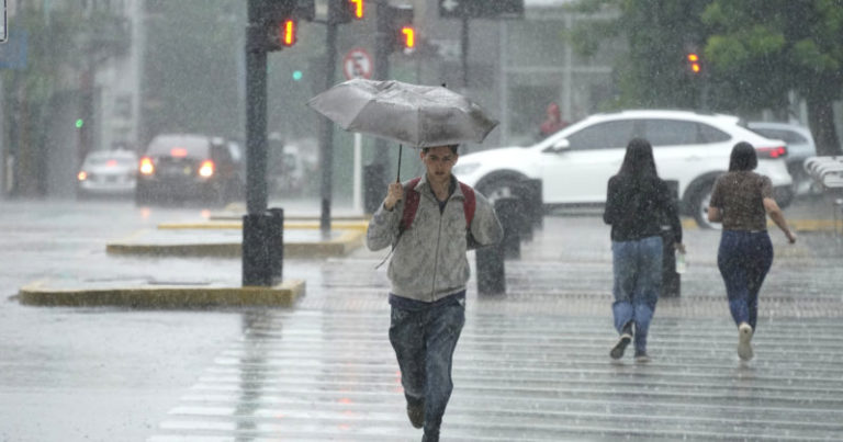 Alerta naranja por tormentas en Buenos Aires: hasta cuándo sigue la lluvia en la Ciudad y cuánto falta para que vuelva al calor extremo imagen-5