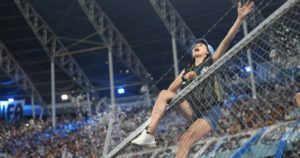 Video: el espectacular recibimiento del Cilindro en la ida de Racing vs. Botafogo por la Recopa imagen-1