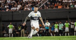 La 'revancha' de Benedetto con Diego Martínez: el 'Pipa' tuvo su 'noche alegre' con una asistencia para que Olimpia le gane el clásico a Cerro Porteño imagen-4