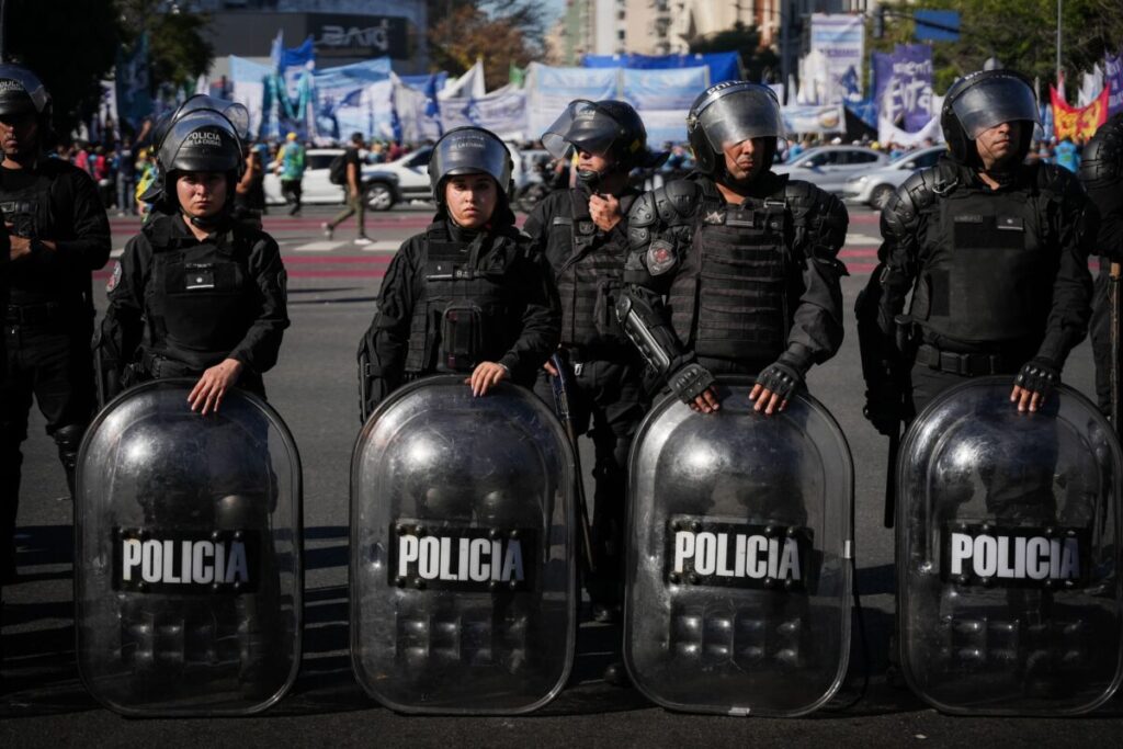 La CGT marcha en el centro porteño por el día del Trabajador y reclama la apertura de paritarias imagen-96