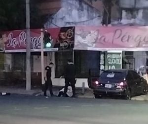 Otra vez y van: un vehículo se estrelló contra el frente del comercio «La Pérgola» durante una persecución policial imagen-102
