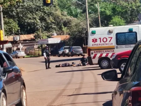 Un motociclista cruzó el semáforo en rojo y atropelló a un peatón en Eldorado imagen-122
