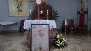 El párroco de Santa Teresita del Niño Jesús de Alem explicó cómo continuará la vida parroquial tras la muerte del Papa Francisco imagen-105