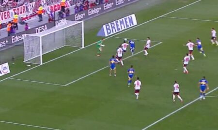 River vs. Boca: la dos grandes atajadas de Franco Armani sobre el final ante los cabezazos de Di Lollo y Costa imagen-9
