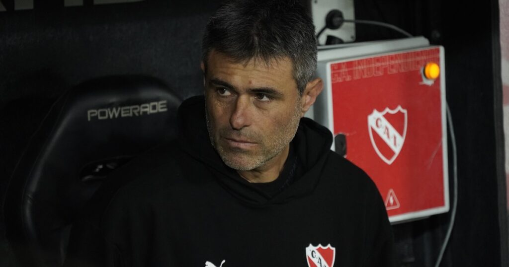 Qué dijo Vaccari del arbitraje de Echavarría que hizo estallar al público de Independiente imagen-44